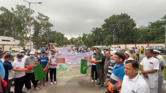 देहरादून में “स्वच्छ भारत, स्वस्थ भारत” अभियान: नई कचेहरी से शुरू हुई सफ़ाई ड्राइव, 100 डस्टबिन वितरित